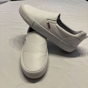 Levi's Naya Perf Women's Size 9.5 White Slip-On Shoes (GREAT CONDITION)‎ Leather